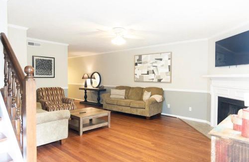 Tuscaloosa Casa | 2 Bedroom Townhouse Retreat 10 min to UA Stadium
