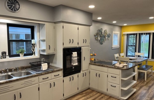 West Allis Apartamento | 2 Bedroom - Urban Oasis: Stylish Hideaway with Prime Location