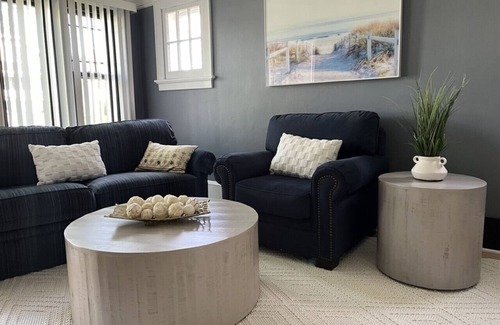 West Allis Apartamento | 2 Bedroom - Urban Oasis: Stylish Hideaway with Prime Location