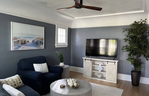 West Allis Apartamento | 2 Bedroom - Urban Oasis: Stylish Hideaway with Prime Location
