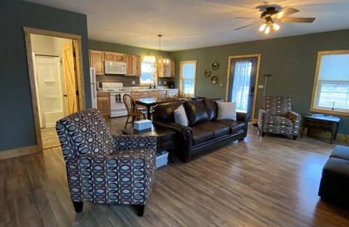 Benezette Cabina | 2 Bedroom w/King, 1 Bath across from Visitors Center- 4-Night Stay Discounts