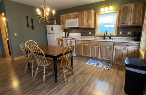 Benezette Cabina | 2 Bedroom w/King, 1 Bath across from Visitors Center- 4-Night Stay Discounts