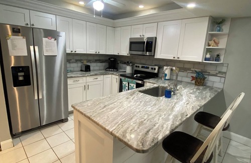 Sandalwood Estates Casa | 2-bedroom welcoming townhome in Fort Myers with community pool and hot tub.