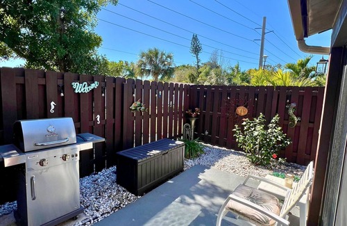 Sandalwood Estates Casa | 2-bedroom welcoming townhome in Fort Myers with community pool and hot tub.