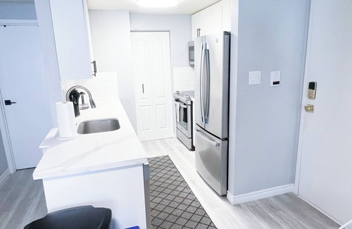 Waterloo Apartamento | 2-bedroom with 1 Parking, WIFI, SmartTV, Netflix, Laundry and Kitchen. Sleeps 6.