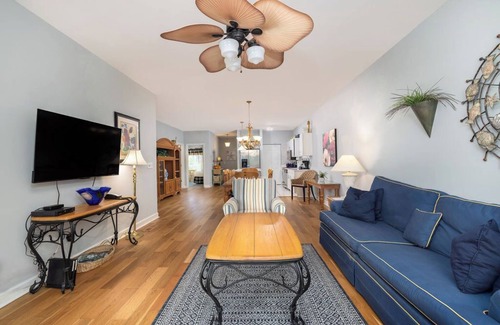 Isle of Palms Condominio | 2 Bedroom with community pool and marina views