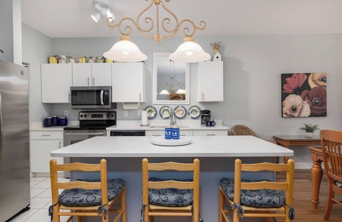 Isle of Palms Condominio | 2 Bedroom with community pool and marina views