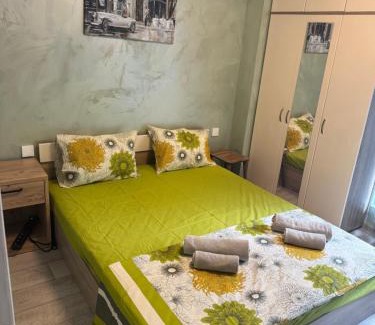 Hristo Botev Apartamento | 2-Bedroom with Private Parking fast WiFi 3-AirCon 3-SmartTVs WorkDesk Youtube Premium and Netflix