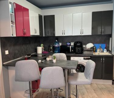 Hristo Botev Apartamento | 2-Bedroom with Private Parking fast WiFi 3-AirCon 3-SmartTVs WorkDesk Youtube Premium and Netflix