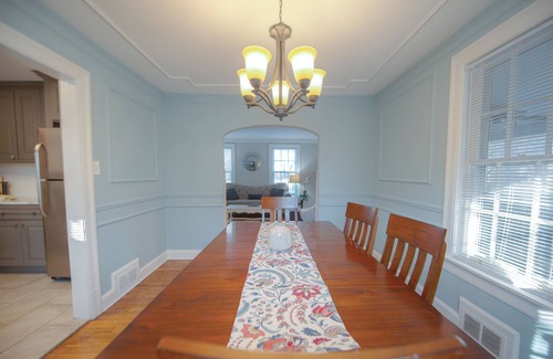 Murfreesboro Casa | Acogedora histórica Main Street 2BR con porche proyectado