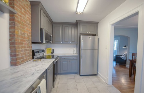 Murfreesboro Casa | Acogedora histórica Main Street 2BR con porche proyectado