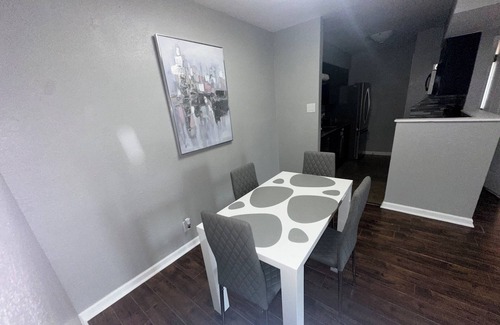 Midland Apartamento | 🏡 2 bedrooms, 1 bathroom 🛁 cozy, modern apartment. With sofa bed 🛋️