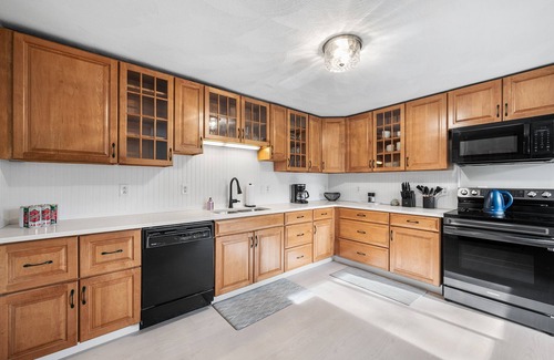 Narragansett Casa | 2 BEDROOMS, 3BEDS 1.5 BATH! OCEAN ROAD ! Sleeps 6 1 mile to beach, dining &shops