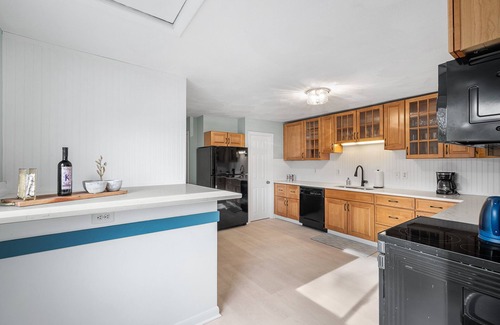 Narragansett Casa | 2 BEDROOMS, 3BEDS 1.5 BATH! OCEAN ROAD ! Sleeps 6 1 mile to beach, dining &shops