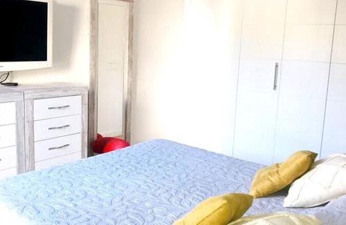 Aguadulce Apartamento | Apartamento de 2 habitaciones en Aguadulce, a 500 m de la playa con vistas a la ciudad, piscina compartida y spa