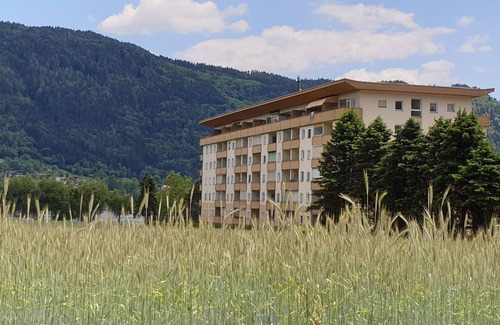 Bodensdorf Apartamento | Apartamento con 2 dormitorios y una maravillosa vista al lago, piscina cubierta y playa privada. Red de internet WiFi gratis