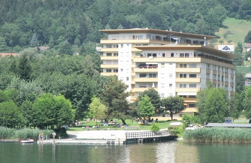 Bodensdorf Apartamento | Apartamento con 2 dormitorios y una maravillosa vista al lago, piscina cubierta y playa privada. Red de internet WiFi gratis