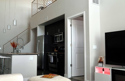 Riverside Apartamento | 2 Bedrooms Lakeview Loft. Walk to Mill Ave & ASU.