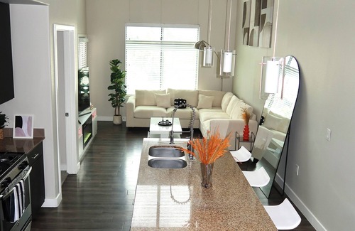 Riverside Apartamento | 2 Bedrooms Lakeview Loft. Walk to Mill Ave & ASU.