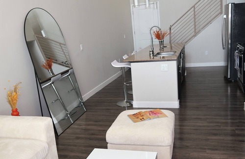 Riverside Apartamento | 2 Bedrooms Lakeview Loft. Walk to Mill Ave & ASU.