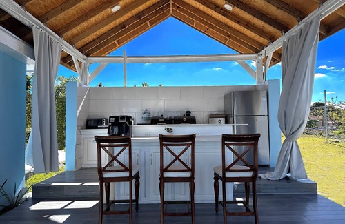 Westwind Cama Y Desayuno | 2-bedrooms, outdoor kitchen, with saltwater pool, AC, WiFi