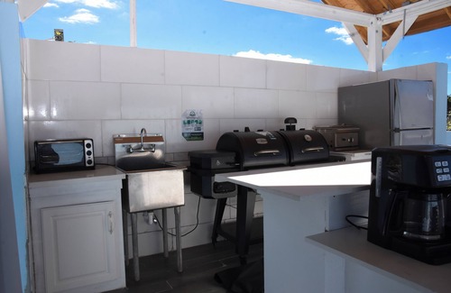 Westwind Cama Y Desayuno | 2-bedrooms, outdoor kitchen, with saltwater pool, AC, WiFi