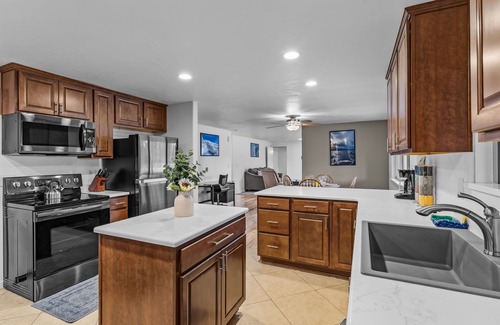 Southeast Bend Condominio | 2 Bedrooms, Private Hot Tub, Media Room, Dog friendly with Yard Space. Unit B