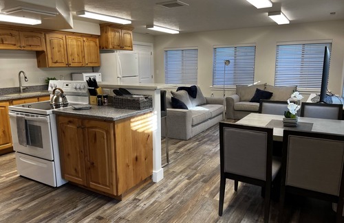 Pleasant Grove Apartamento | 2 Bedrooms, Sleeps 6, Pool, Hot tub, putting green, XBox room