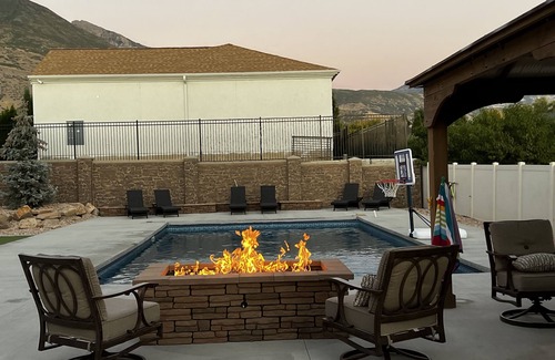 Pleasant Grove Apartamento | 2 Bedrooms, Sleeps 6, Pool, Hot tub, putting green, XBox room
