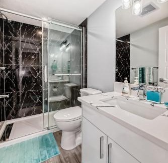 Calgary Apartamento | 2 Beds, 1 bath Walkout Basement