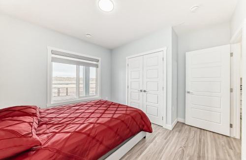 Calgary Apartamento | 2 Beds, 1 bath Walkout Basement