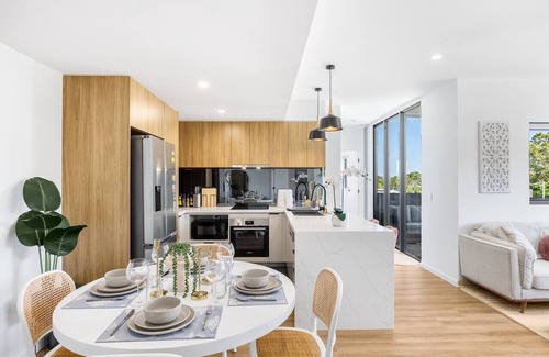 Brisbane Casa | 2 Beds Apt Walk to Shops & Trails/ 12 Mins to CBD
