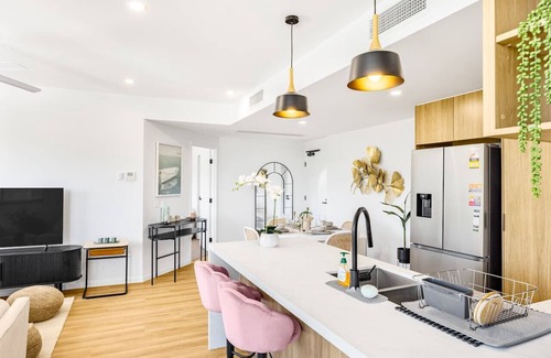 Brisbane Casa | 2 Beds Apt Walk to Shops & Trails/ 12 Mins to CBD