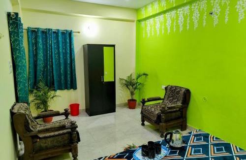 Jhusi Casa | 2 BHK & Balcony Nature's Theme Apartment Homestay
