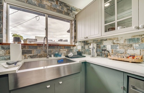 Alki Apartamento | 2 Blocks to Beach Park: Cozy Seattle Townhome