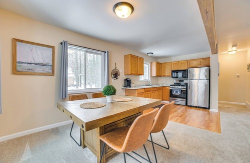 Higgins Lake Cabina | 2 Blocks to Higgins Lake: Family-Friendly Home