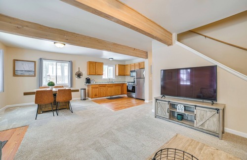 Higgins Lake Cabina | 2 Blocks to Higgins Lake: Family-Friendly Home