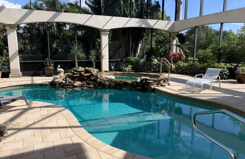 Coquina Sands Casa | Disponible semanalmente, 6 habitaciones, piscina climatizada, 2 cuadras de la playa.