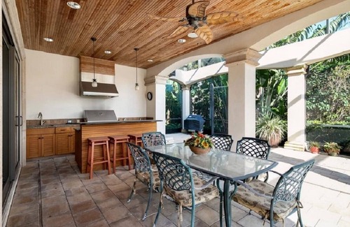 Coquina Sands Casa | Disponible semanalmente, 6 habitaciones, piscina climatizada, 2 cuadras de la playa.
