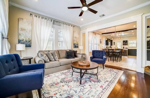 Southtown Apartamento | 2 BR/2BTH Downtown Home - Walk/Bike to Riverwalk!