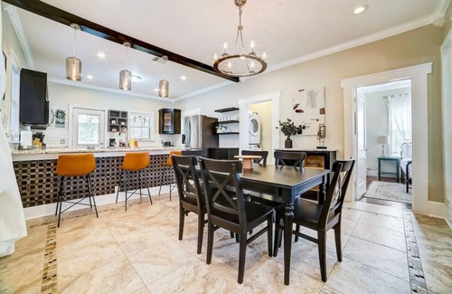 Southtown Apartamento | 2 BR/2BTH Downtown Home - Walk/Bike to Riverwalk!