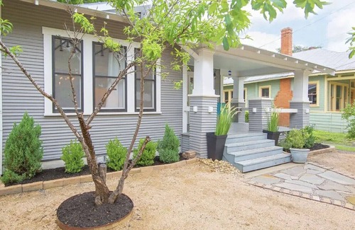 Southtown Apartamento | 2 BR/2BTH Downtown Home - Walk/Bike to Riverwalk!