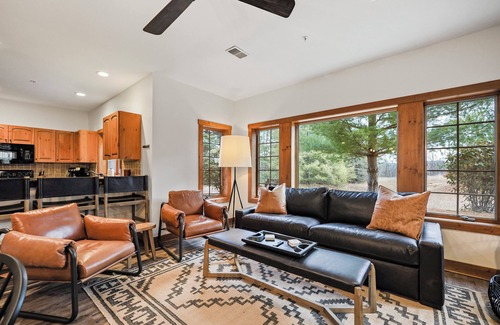 Boyne Valley Township Condominio | 2 BR | Creekside Condo | Ski In/Ski Out | Hot Tub | Sleeps 8 | Pet Friendly