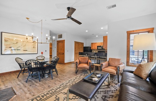 Boyne Valley Township Condominio | 2 BR | Creekside Condo | Ski In/Ski Out | Hot Tub | Sleeps 8 | Pet Friendly