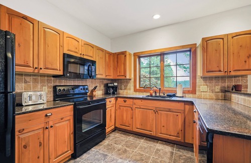 Boyne Valley Township Condominio | 2 BR | Creekside Condo | Ski In/Ski Out | Hot Tub | Sleeps 8 | Pet Friendly