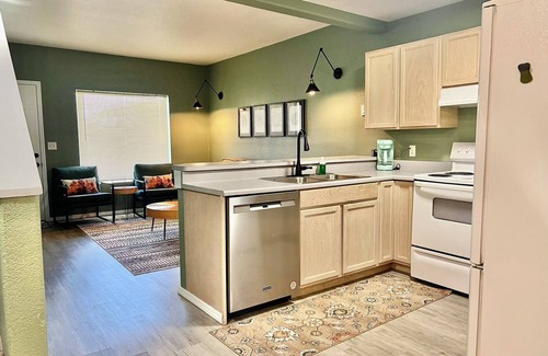 Eatonville Casa | 2 BR Historic Townhouse in Downtown Eatonville. Mt Rainier wildlife &waterfalls!
