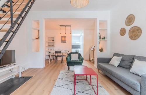 Fives Casa | 2 BR house w/terrace, near train stations & metro
