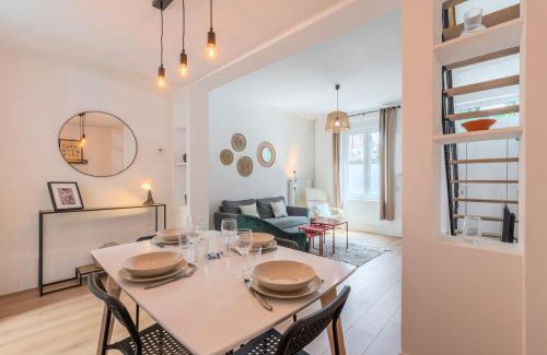 Fives Casa | 2 BR house w/terrace, near train stations & metro