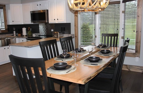 Blowing Rock Condominio | Recientemente renovado en Chetola Resort con todas las comodidades, a pie de Main St Blowing Rock