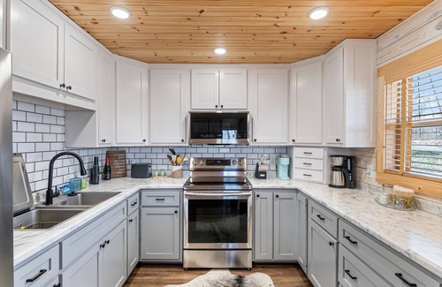 Smithville Casa | 2-BR, lake view, screened porch, 15min Hurricane, 10min Smithville, dogs ok